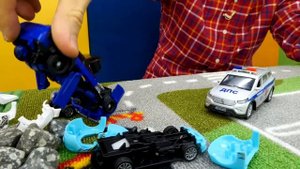 Трансформеры или Монкарты: кто круче? Той Мастер в видео с машинками для мальчиков. Игры онлайн.