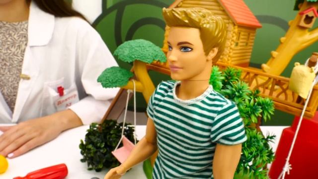 Видео про игрушки и машинки: Кукла Барби и Кен в больнице! Игры в больничку  Мегаклиника