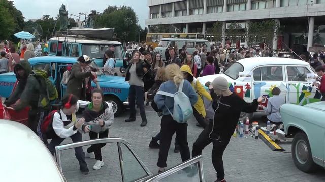 Спектакль-променад «Пробка мира» в парке "Музеон", декорациями для которого стали ретро-автомобили
