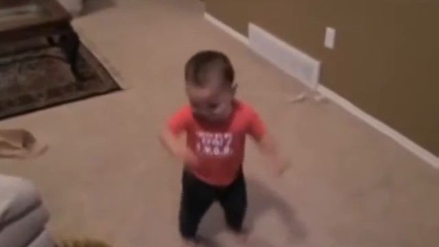 Малой танцует сальсу Funny Baby Dancing смотреть онлайн