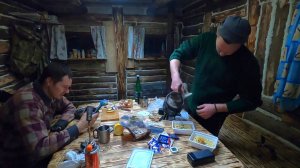 ПРЕОБРАЖЕНИЕ ЛЕСНОЙ МЕБЕЛИ В ЗАБРОШЕННОЙ ИЗБЕ !!! 3 ДНЯ РАБОТЫ В ЛЕСНОМ ПРИЮТЕ . ДОМ В ГЛУШИ .