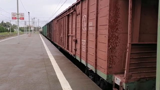 Разъезд электровоза ВЛ11М-325/318Б с грузовым поездом с электропоездами ЭС1П-025 и ЭП2Д-0129. смотреть онлайн