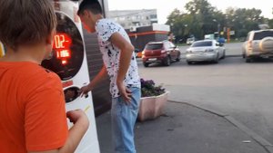 Ударил и автомат закачало. Мощный удар установил рекорд на этом автомате