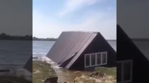 Дом рухнул в реку