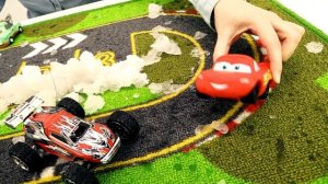 Видео для детей. Машинки и Молния Маквин: снежные гонки