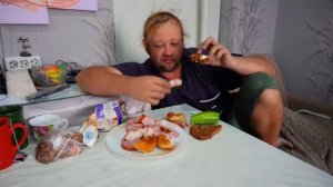 Пенсионерка трудится с ягодой пока сын поднимает железо Сын съел всю колбасу а родители голодные