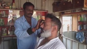 Массаж головы уличного парикмахера на обочине шоссе, дополнительное нажатие на пресс