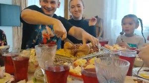 Отмечаем праздник. Полный дом гостей. Вся семья в сборе. Жизнь семьи в деревне.