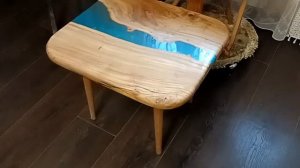 Изготовление и продажа мебели из слэбов натурального дерева: маленький журнальный столик с рекой