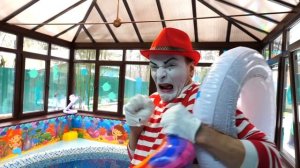 Смешные видео куклы - БЕБИ БОН играет в Бассейне! - Весёлые игры одевалки для девочек с Baby Born