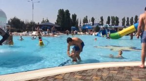Кирилл первый раз в аквапарке. Лето 2017. Самые крутые горки аквапарка. Дети  в восторге