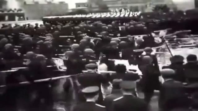Парад 24 июня 1945 года бросают поверженные флаги бодрое минутное видео смотреть онлайн