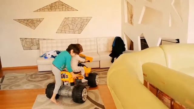 Видео для детей.  Хорошие детки  в доме на моцыке. Video for children. Good babes