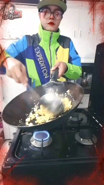 HOW TO MAKE THE PERFECT SCRAMBLED EGGS WITH TURMERIC RECIPE // 🤡 JOKER EDITION #shorts #wok смотреть онлайн