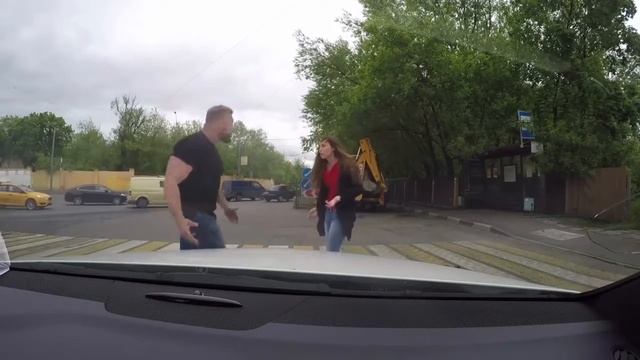 Наказала автохама Смотрите, что может сделать простая девушка смотреть онлайн