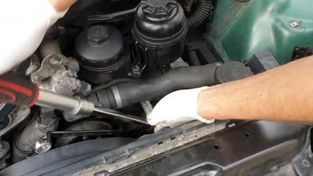 How to remove the alternator on a Bmw! смотреть онлайн