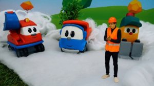 ТукТук Шоу - Машинки в снегу - Грузовичок Лева