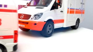 Человек Паук надышался выхлопными газами! Видео про игрушки для детей Доктор Ой