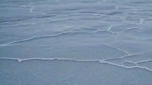 Как крохотное озеро стало уникальным произведением искусства благодаря обычным природным явлениям