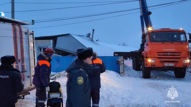 Пожарные и спасатели работают на месте происшествия в с. Благодатное