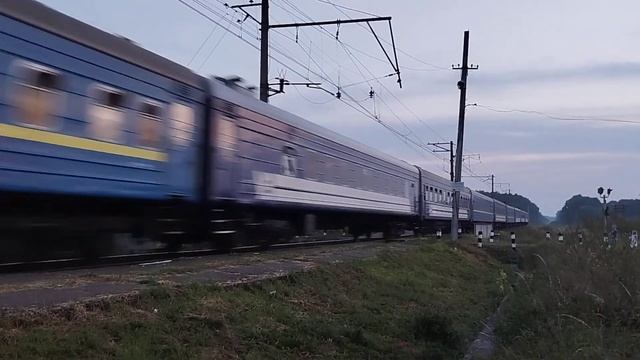 ЧС7-148 з пас. потягом Чоп-Київ смотреть онлайн