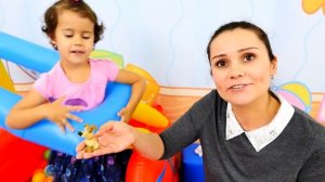 Видео для детей: ищем шарики с сюрпризом в бассейне