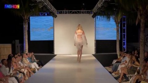 девчонки в бикини