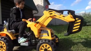 Дети играют с игрушечным трактором и закапывают яму 🚜 Children playing with a toy tractor