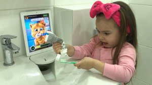 София кушают и играют с смешным котом