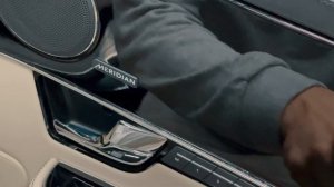 Полировка лакированных вставок в салоне автомобиля