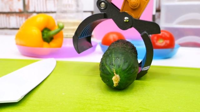 Готовим салат из овощей для Соника! Машинки в видео про готовку и простые рецепты для детей