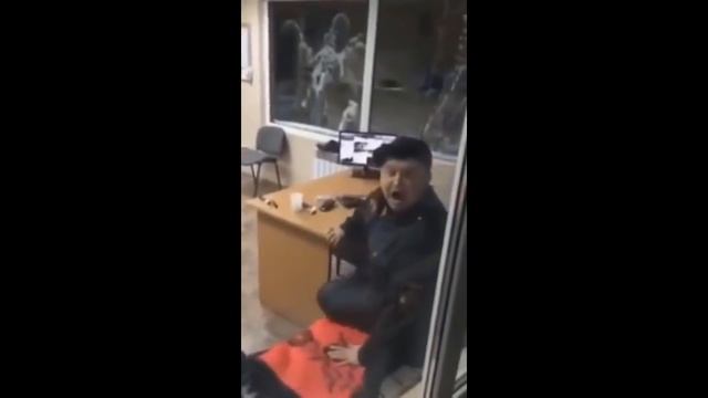 Охранник испугался стука смотреть онлайн