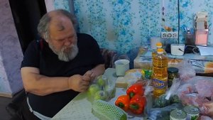 Получила пенсию купила продукты Сын не помог мне кормит животных Распределяю колбасу по пакетикам