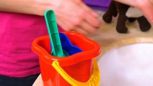 Видео для детей Как Мама. Моем игрушки собачки Шоколадки! Игры с кинетическим песком