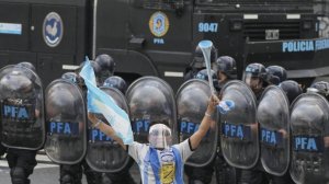 Погромы на улицах, больше 100 человек задержаны. Массовые протесты вспыхнули в Аргентине