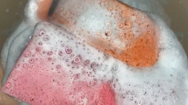 АСМР Губки и мыльный яркий гель. Много пены. ASMR Sponges and soap bright gel. A lot of foam. смотреть онлайн