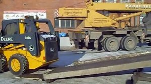 Погрузка мини-погрузчика John Deere 318D на эвакуатор
