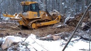 Бульдозер John Deere в лесах Сыктывкара