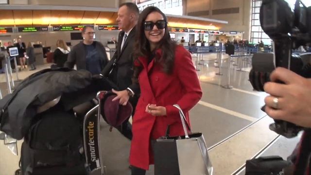 Nina Dobrev Gushes About Meryl Streep Speech, Keeps 'Vampire Diaries' Return Secret At LAX смотреть онлайн