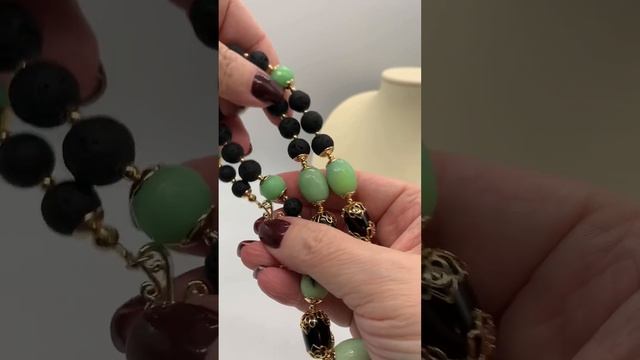 #111 Эффектное колье с хризопразом, гагатом и лавой смотреть онлайн