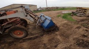 Советские трактора ЮМЗ-6АКЛ и МТЗ-80 вдвоем вывозят навоз ! | Чистим баз для свиней