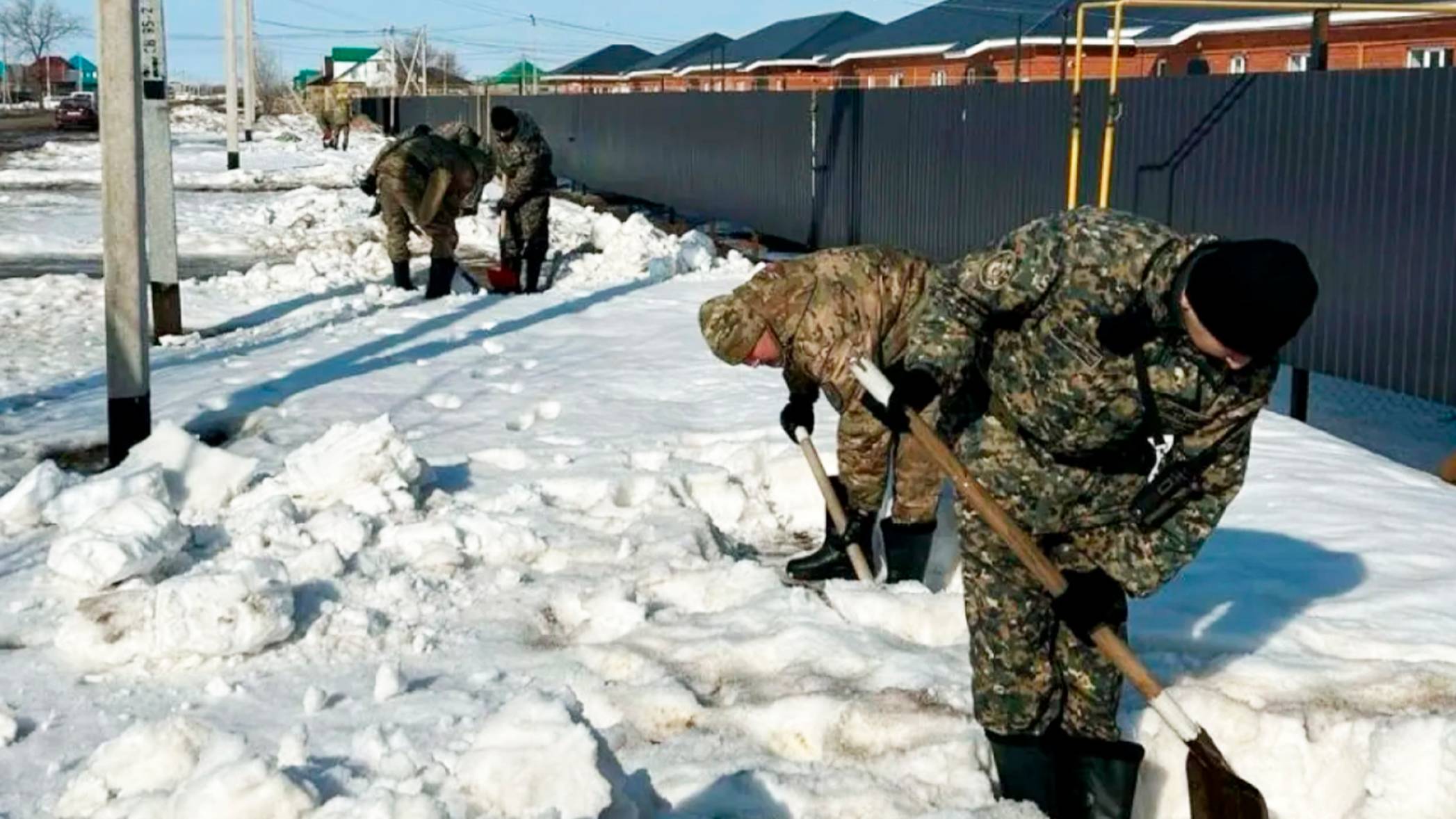 Военнослужащие Казахстана помогают в борьбе с ликвидацией сугробов. Дожди в Беларуси. Погода в СНГ