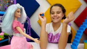 Костюм на Хэллоуин для куклы Барби. Видео про куклы и игрушки для девочек