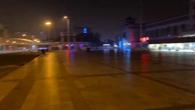 Иностранцев не заселяют в Отели Пекина! Ночь на улице в Китае 2024 смотреть онлайн