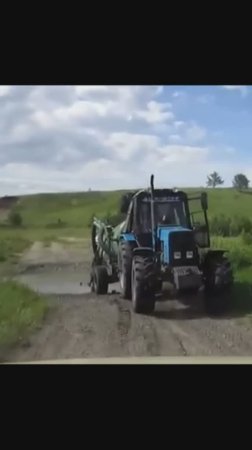 Беларус с бочкой набирает воды из речки