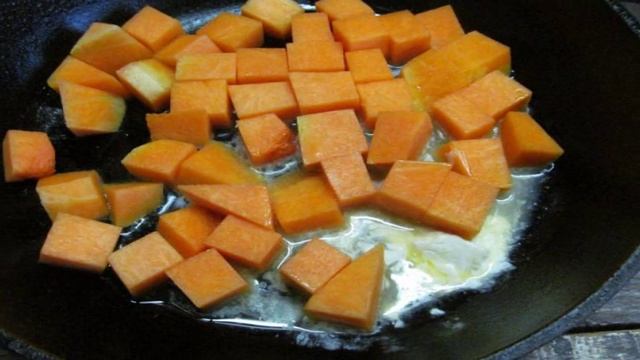 Запеченная тыква с яйцом и сыром