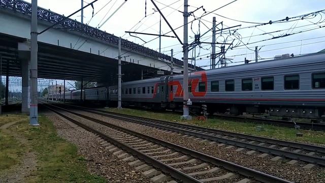 Тепловоз ТЭМ18ДМ-1449 осаживает пассажирский поезд, пл. Рижская. смотреть онлайн