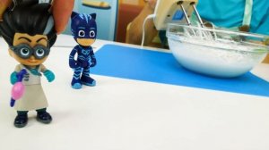 Видео про игрушки Герои в масках. Кэтбой и капуки кануки Федя готовят новогоднюю елочку