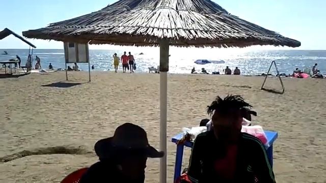 Гале заплетают косички на пляже смотреть онлайн