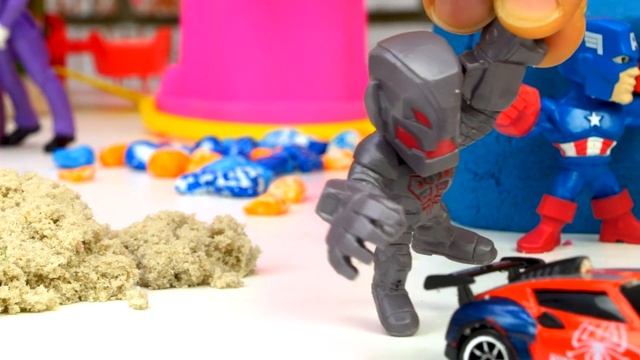 Супергерои ищут машинки в ЦВЕТНОМ песке Игрушки для мальчиков и видео для детей смотреть онлайн